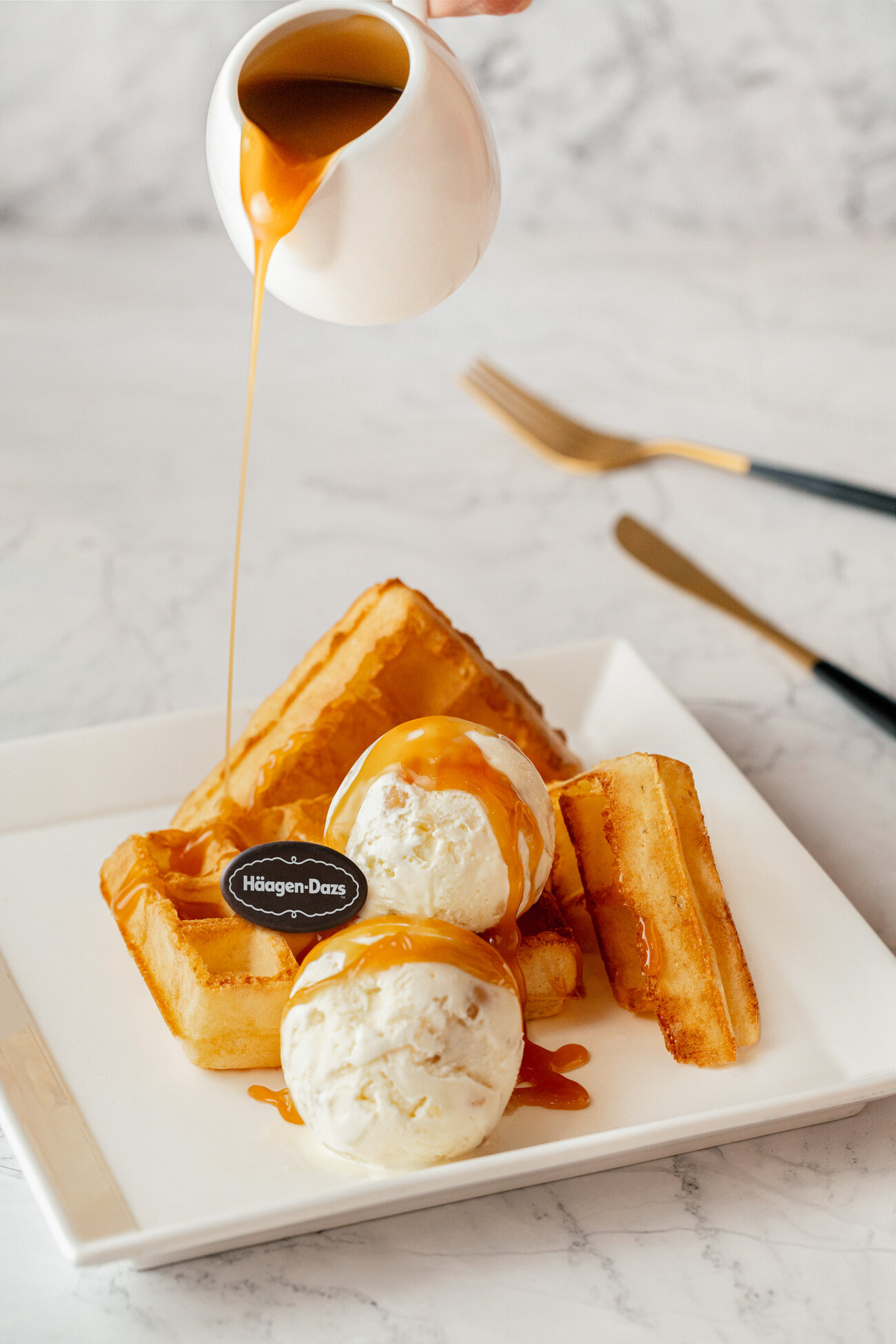 Häagen-Dazs waffle with ice cream and caramel pour — food and beverage photography Singapore by GradePixel