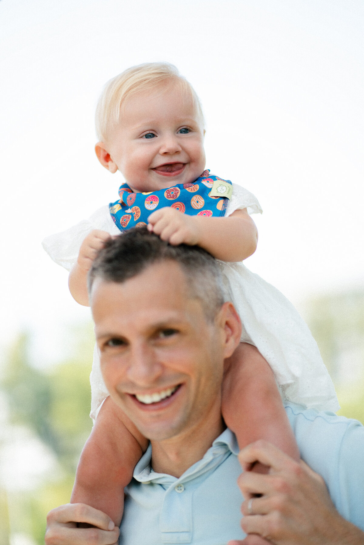 KeaBabies father with baby on his shoulders outdoors — lifestyle photography