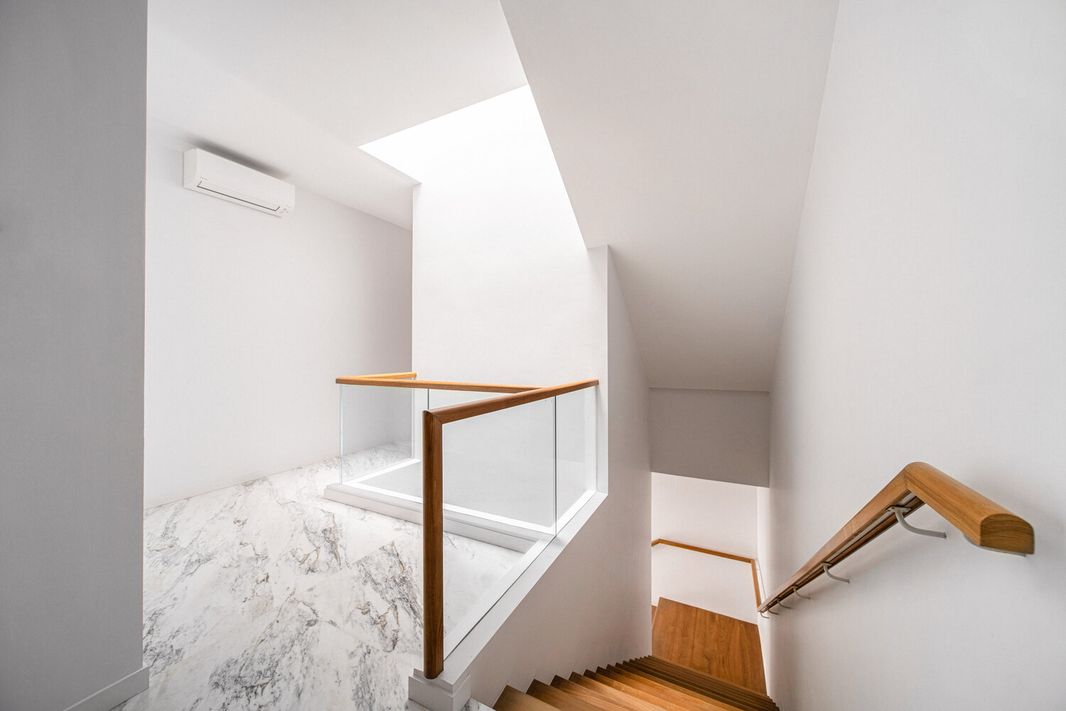 Tai Keng semi-detached home marble staircase with glass balustrade — architecture photography Singapore